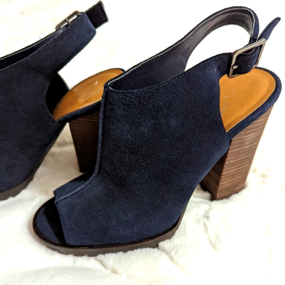 NWOT 424 Fifth 7M LF Deanna Navy heels leather
